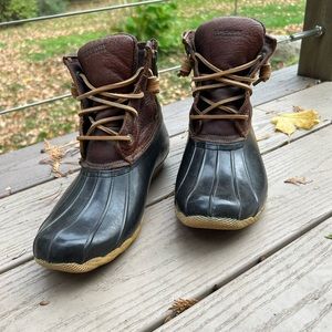 Women’s saltwater duck boot size 9 tan/dark brown